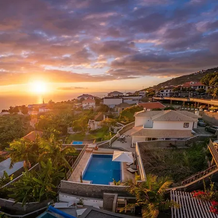 Villa Crossdeira - Ocean View | Pool | Gym Holiday home